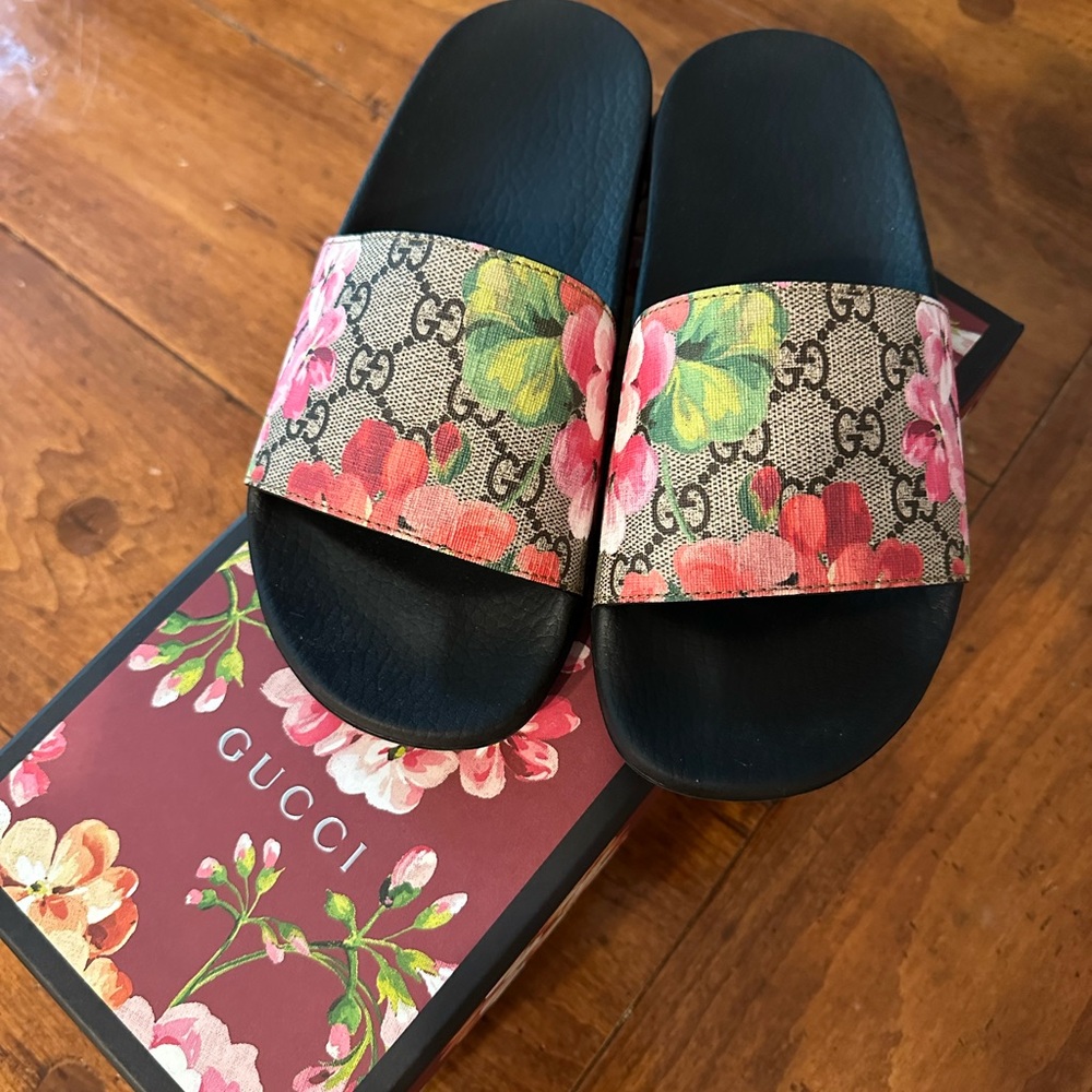 Gucci Floral Pattern Slides with Black Base